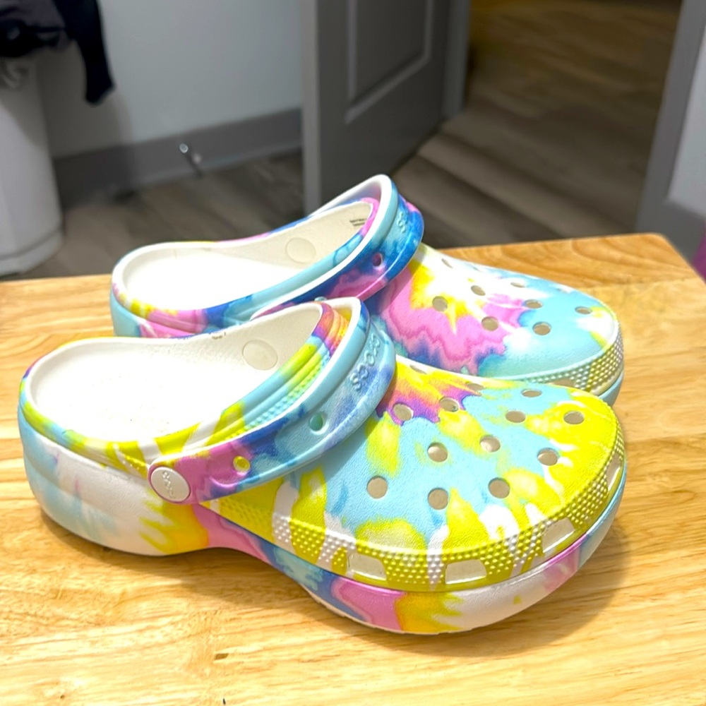 Tie die platform crocs